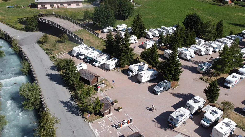 L'area camper vista dal drone, lungo il torrente