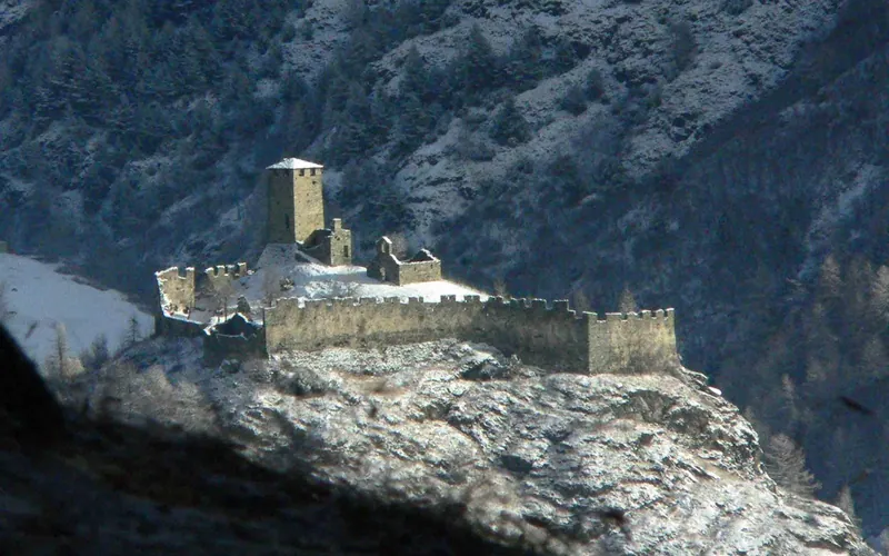 Il Castello di Graines innevato, sullo sperone di roccia sopra la Val d'Ayas