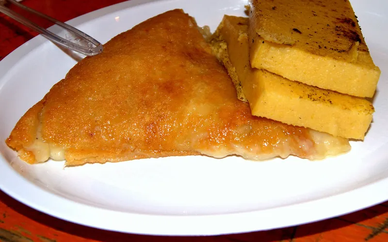 Frico con polenta, il piatto simbolo del Friuli