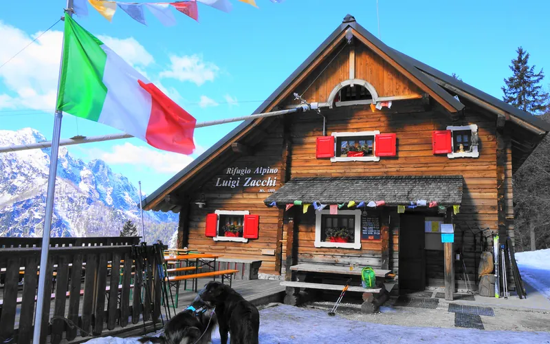 Il Rifugio Zacchi in inverno, ai piedi del Mangart