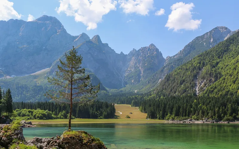 Il Lago Superiore di Fusine con il Mangart sullo sfondo