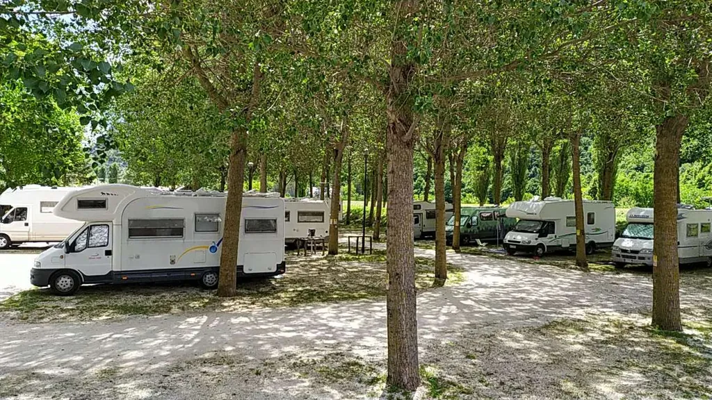 Camper all'ombra degli alberi nell'area Il Buchetto