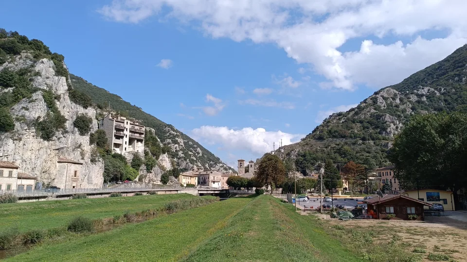 Pioraco visto da ovest, nella valle tra le pareti di roccia