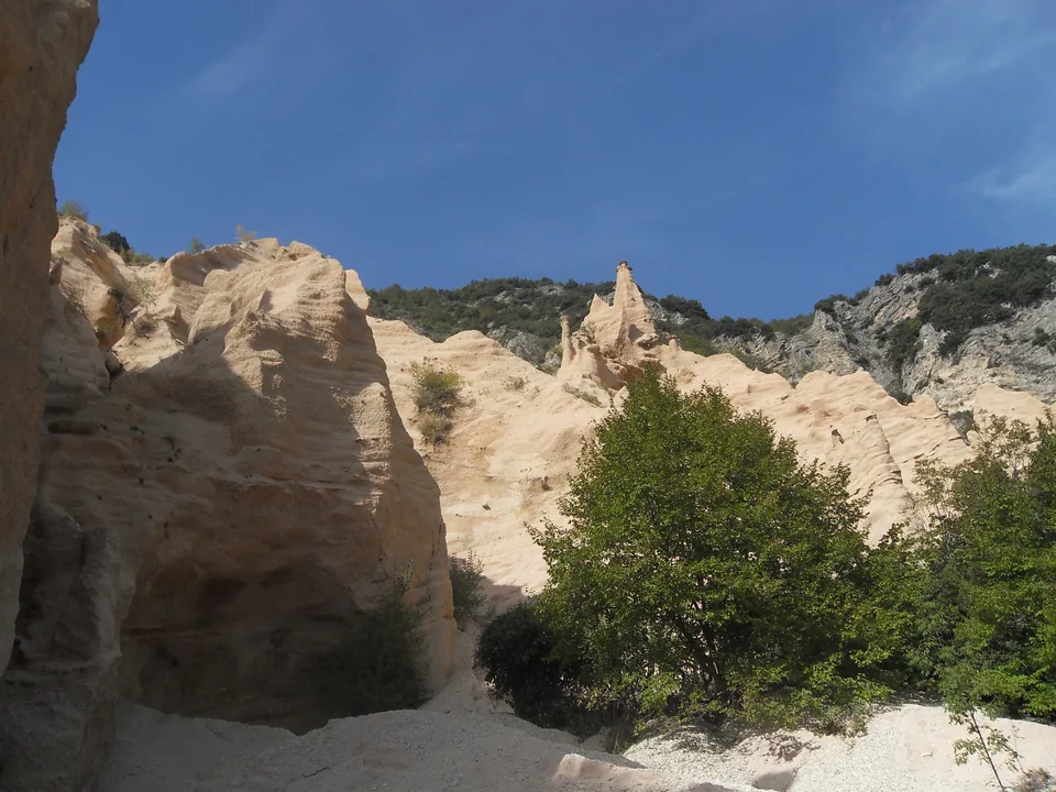 I pinnacoli delle Lame Rosse sotto il cielo azzurro