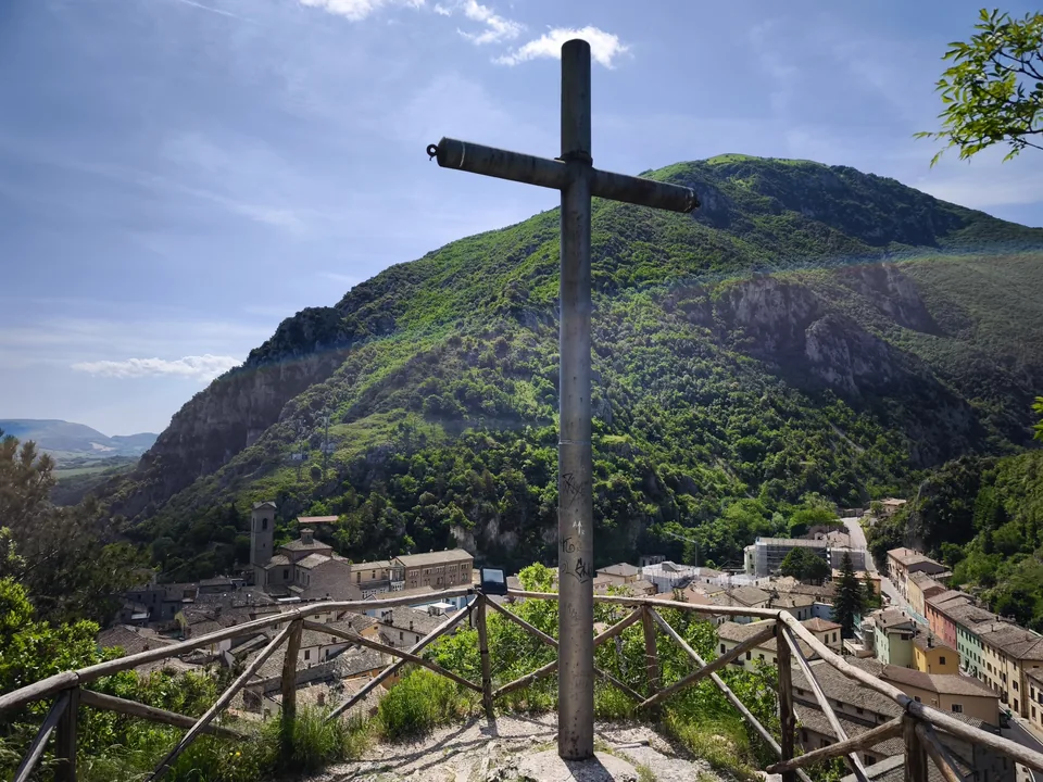 La croce panoramica sopra Pioraco, con le montagne intorno