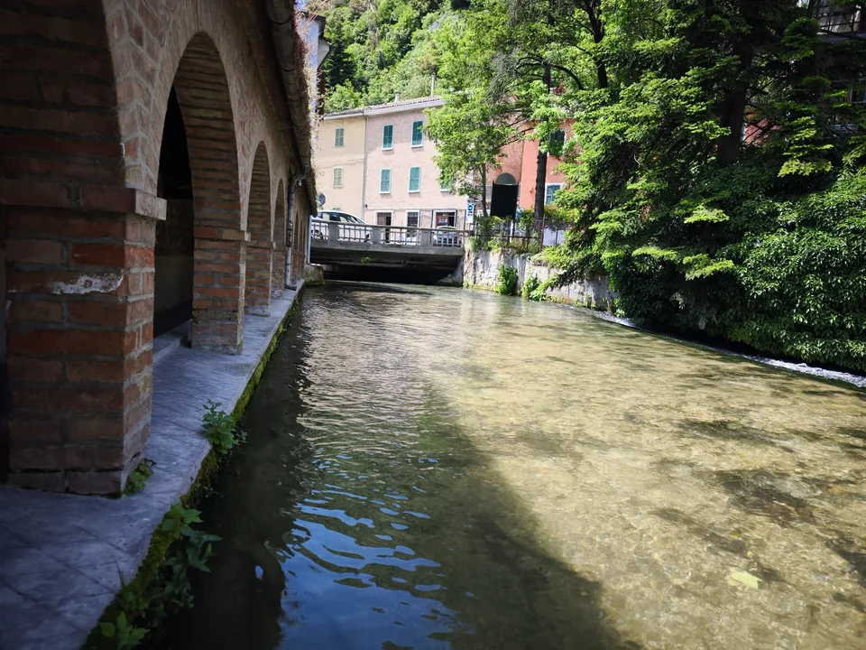 Il canale del Loggiato delle trote nel centro di Pioraco