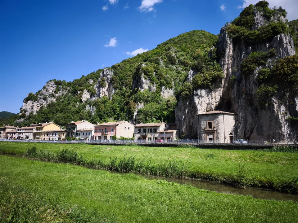 La gola di Pioraco tra le pareti di roccia, con le case del paese ai piedi