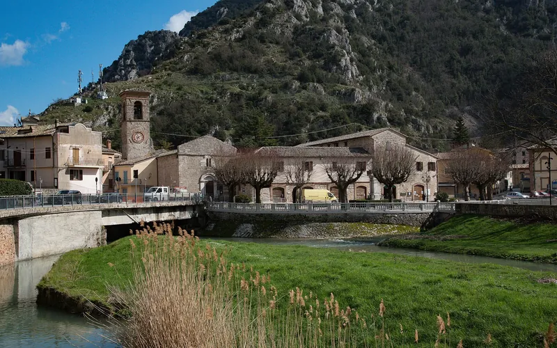 Pioraco sul fiume Potenza, tra prati e montagne