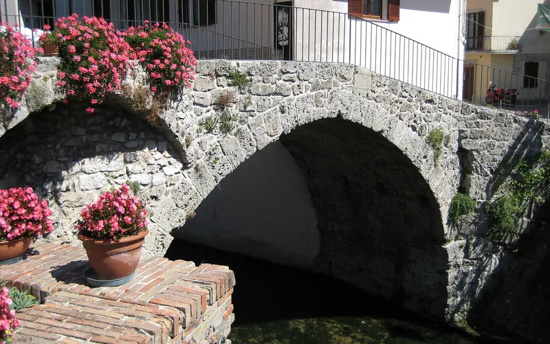 Il Ponte Marmone, antico ponte romano di Pioraco, con i gerani