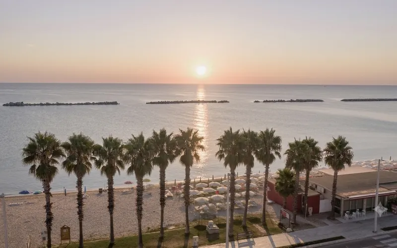 Il lungomare di Porto Sant'Elpidio con le palme, dove si tengono feste e mercatini