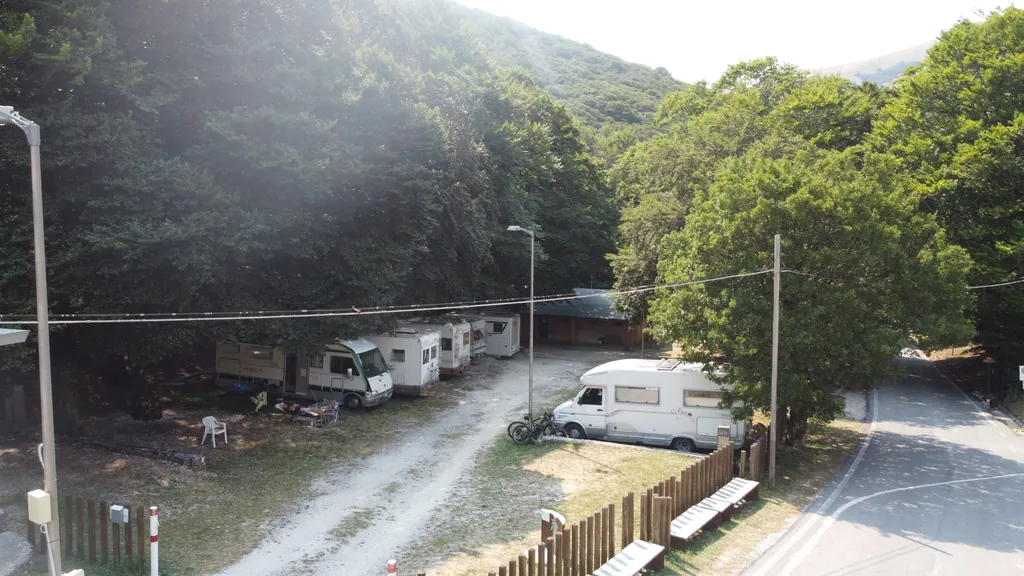 Camper in sosta tra gli alberi a Val di Ranco