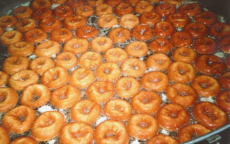 Ciambelle di patate fritte durante una sagra umbra