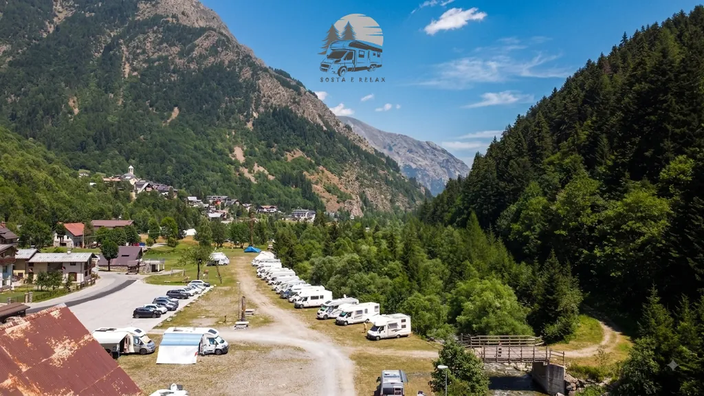 La valle di Bagni di Vinadio con l'area camper tra i boschi