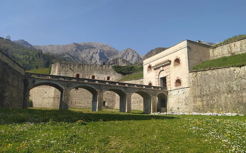 Porta Francia del Forte Albertino di Vinadio, vista dal fossato