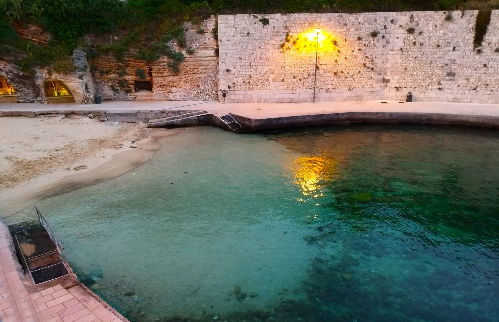 Acqua turchese e cristallina in una caletta del porto di Tricase