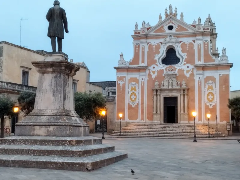 Piazza Pisanelli con la facciata barocca della Chiesa di San Domenico
