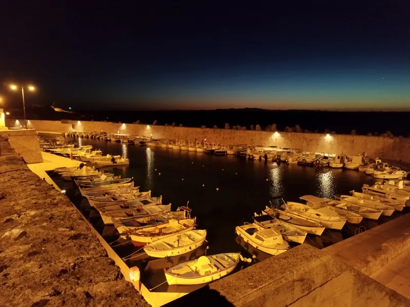 Le barche dei pescatori nel porto di Tricase all'alba