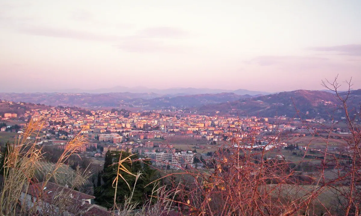 Acqui Terme al tramonto, distesa nella valle tra le colline del Monferrato