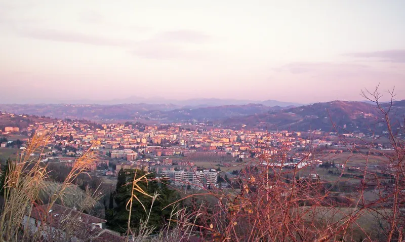 Acqui Terme al tramonto, distesa nella valle tra le colline del Monferrato
