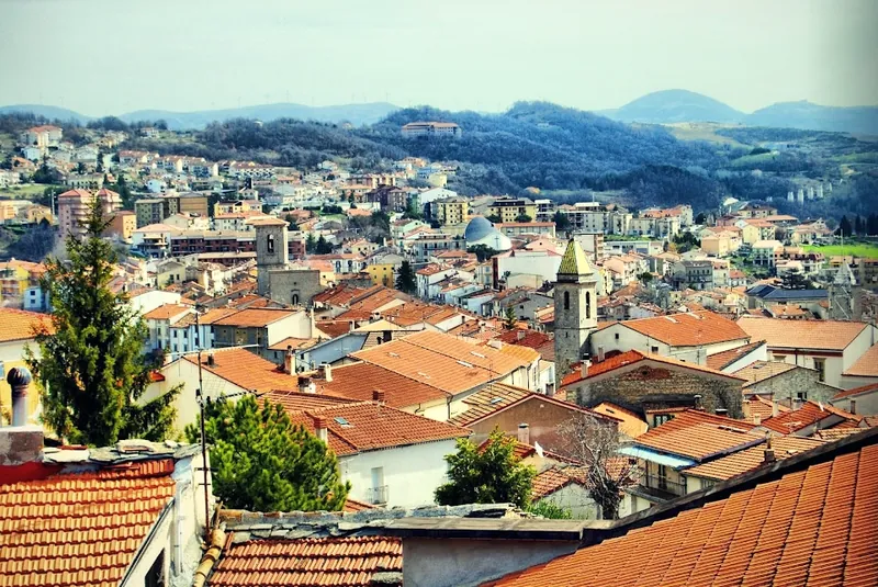 Agnone dall'alto: i tetti e i campanili del centro storico, con le colline dell'Alto Molise all'orizzonte