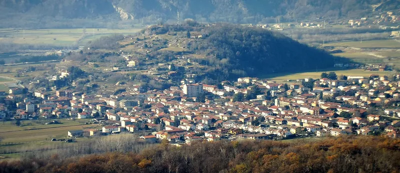 Borgofranco d'Ivrea vista dall'alto, ai piedi delle montagne