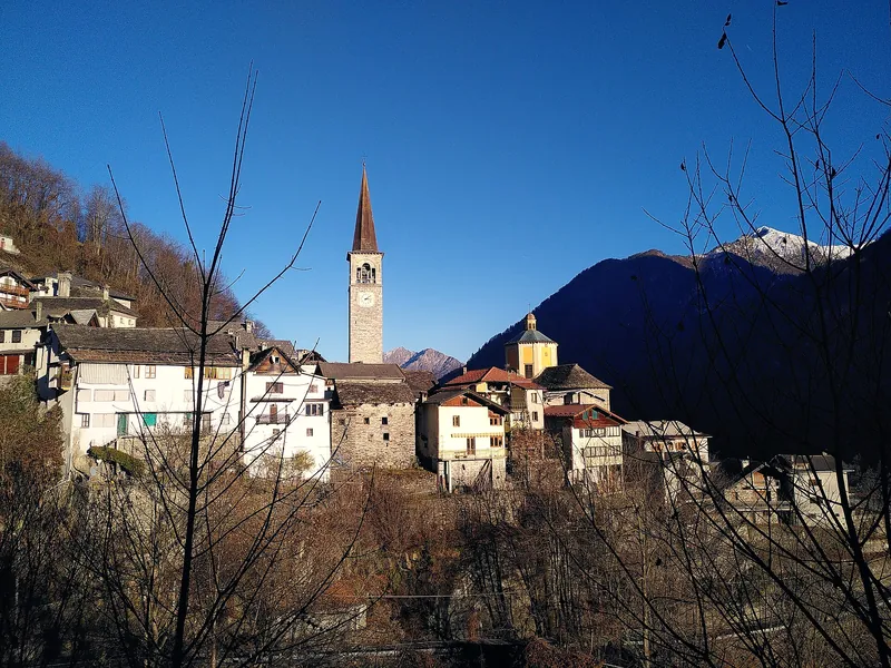Antrogna, frazione di Calasca-Castiglione, tra le montagne della Valle Anzasca in inverno