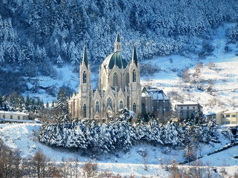 La Basilica dell'Addolorata di Castelpetroso dall'alto, tra i boschi innevati