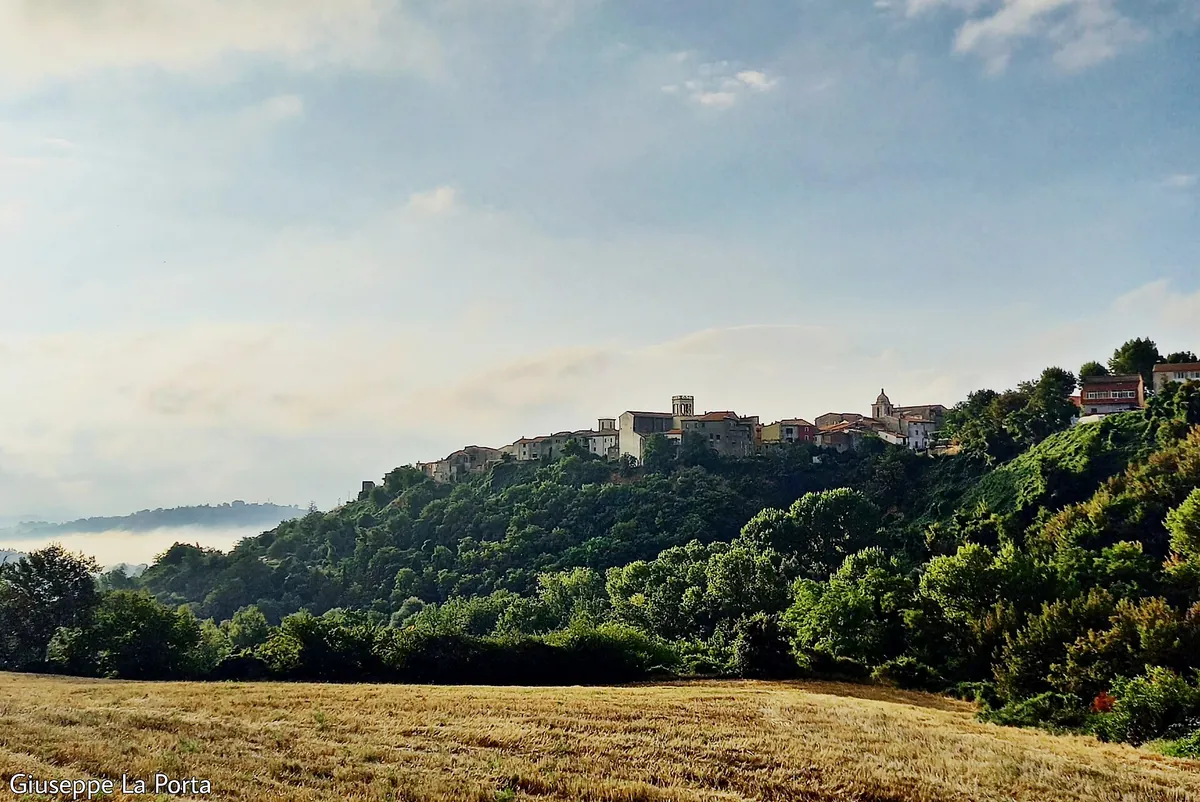Frosolone sulla collina, tra boschi e prati del Molise