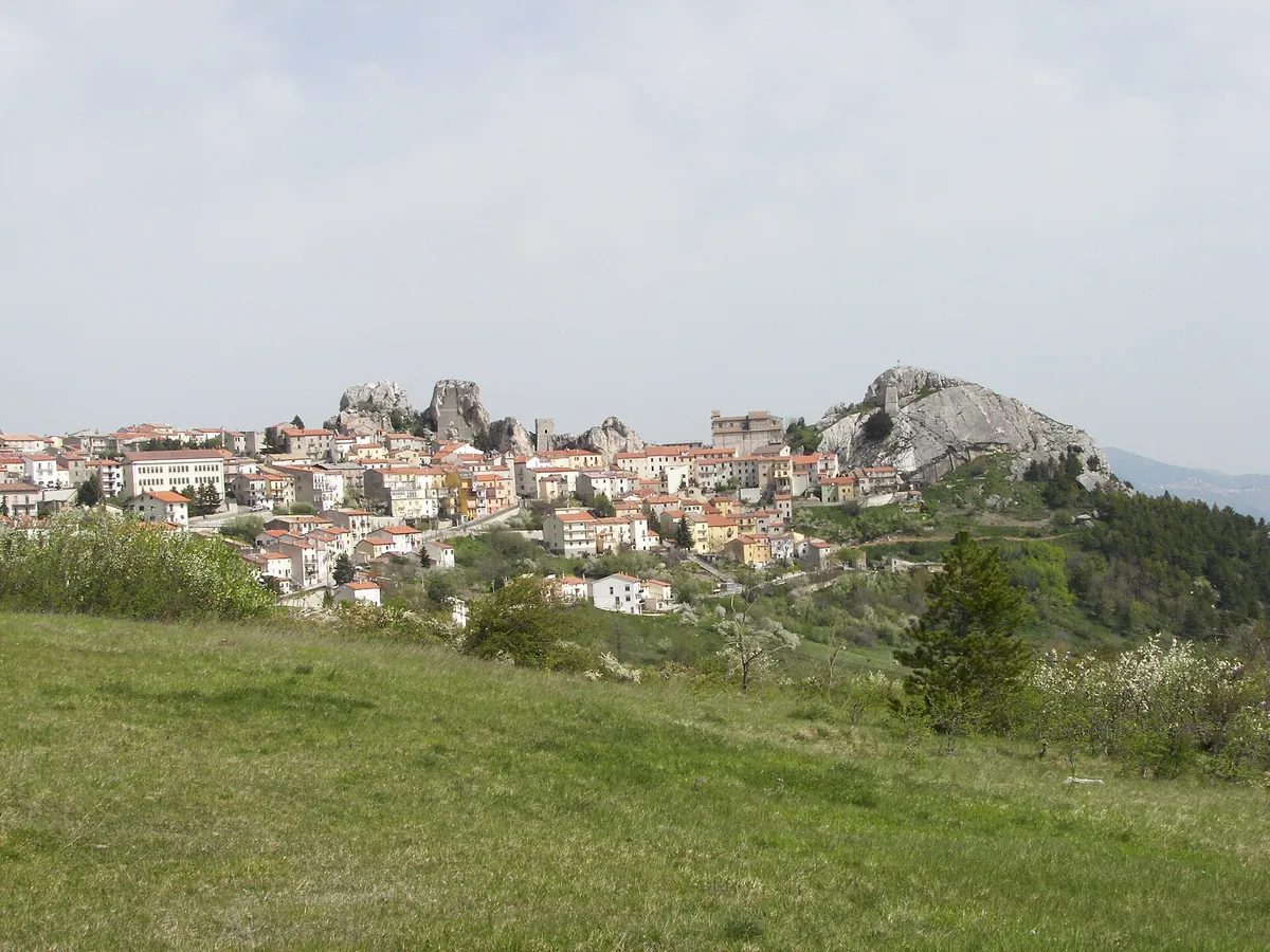 Pietrabbondante tra i prati e le grandi rocce delle Morge