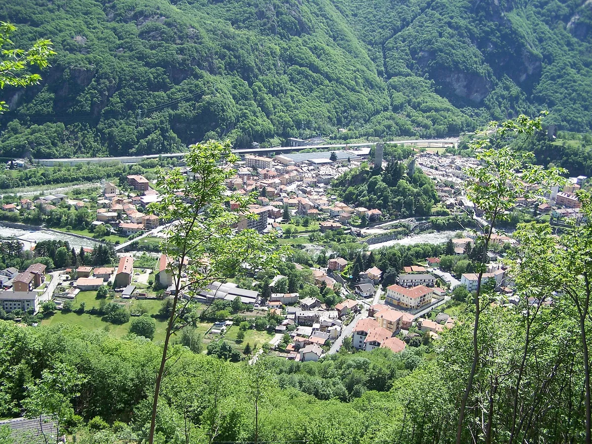 Pont Canavese tra le montagne, dove si incontrano le valli Orco e Soana