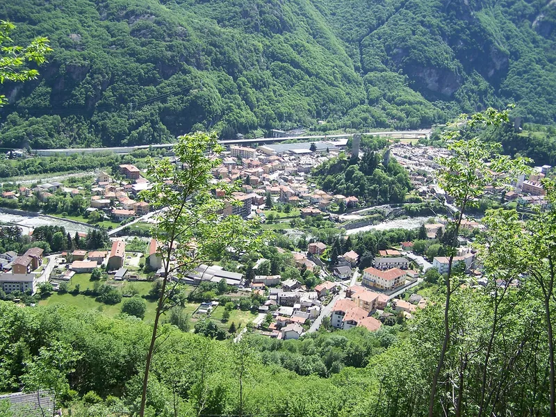 Pont Canavese tra le montagne, dove si incontrano le valli Orco e Soana