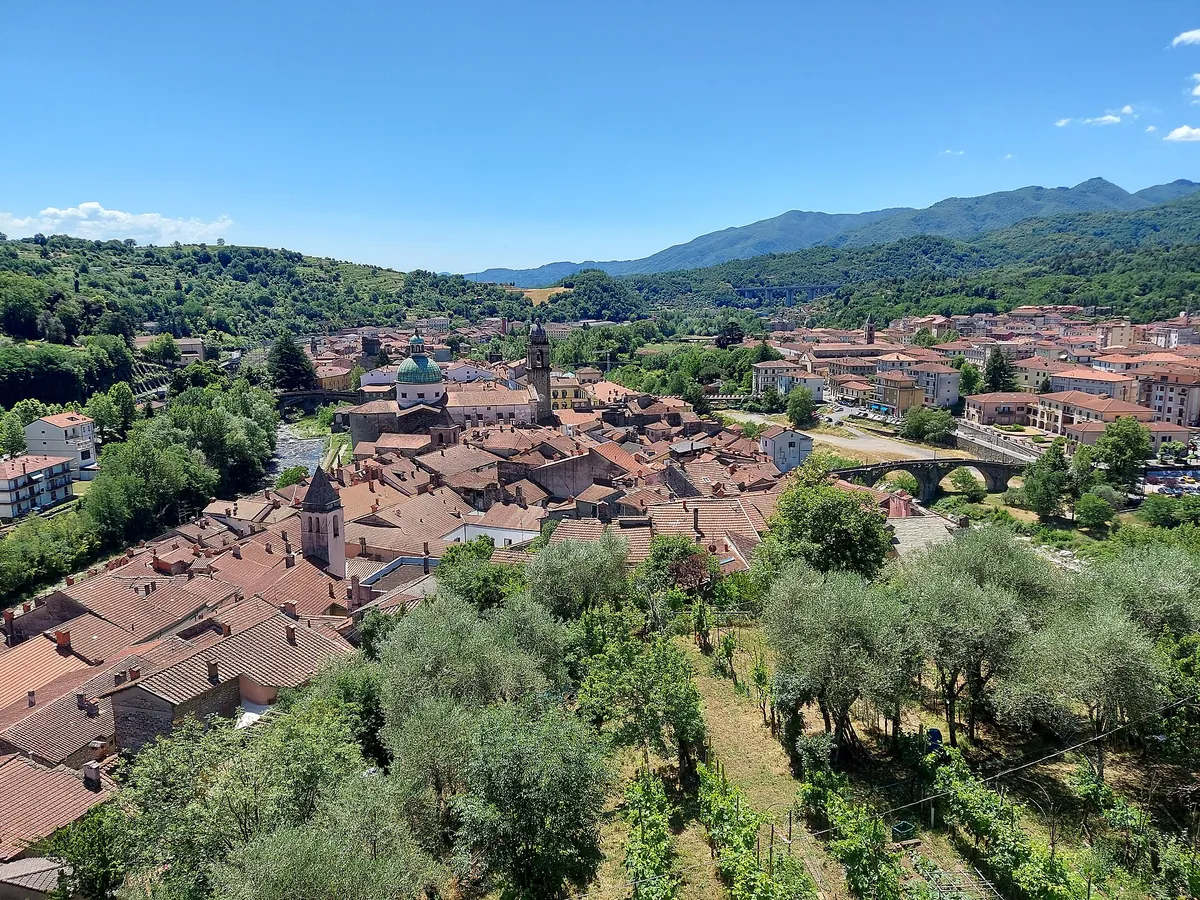 Panorama di Pontremoli tra le colline della Lunigiana