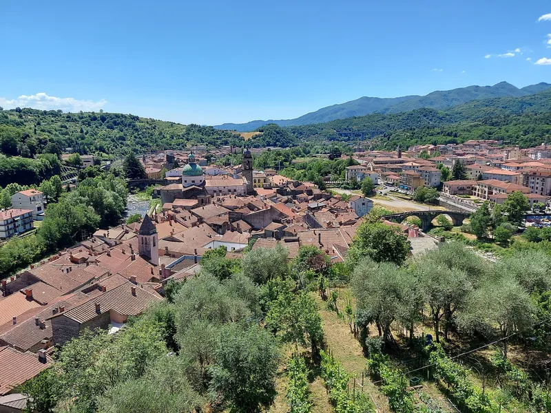 Panorama di Pontremoli tra le colline della Lunigiana