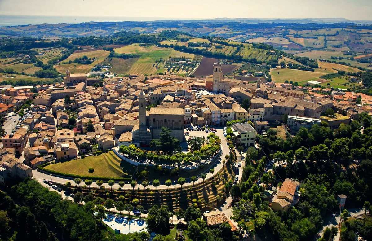 Potenza Picena vista dal drone: il centro storico, le colline e il mare all'orizzonte