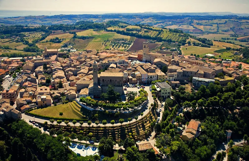 Potenza Picena vista dal drone: il centro storico, le colline e il mare all'orizzonte
