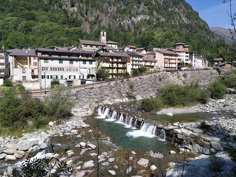 Ronco Canavese lungo il torrente Soana, tra le montagne