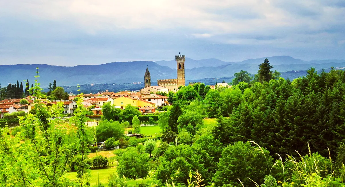 Scarperia tra il verde del Mugello, con la torre del Palazzo dei Vicari