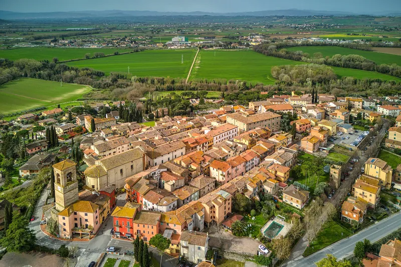 Torgiano dall'alto, tra campi, vigneti e oliveti