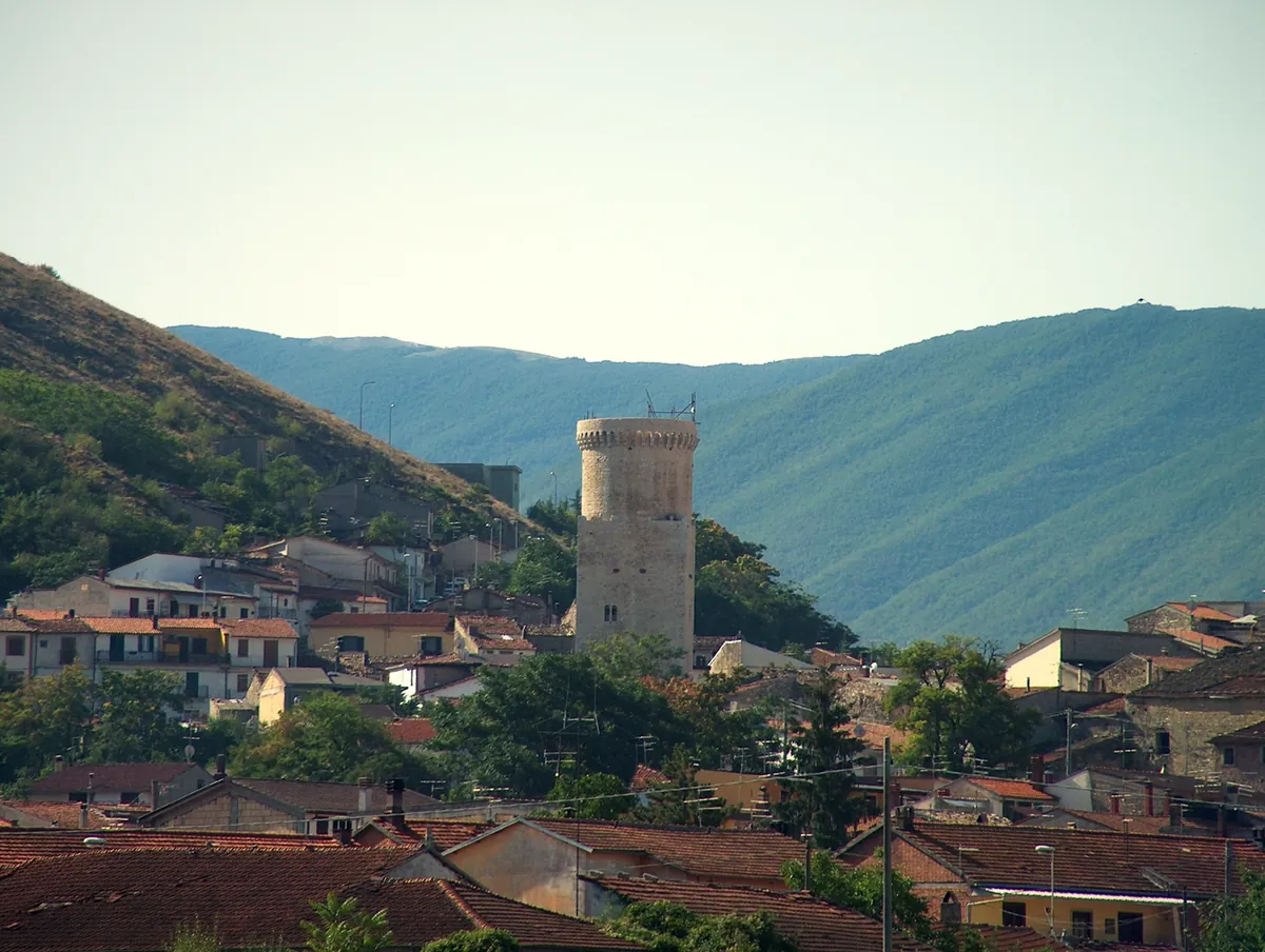 Trasacco dall'alto, con la Torre Febonio e le montagne della Marsica