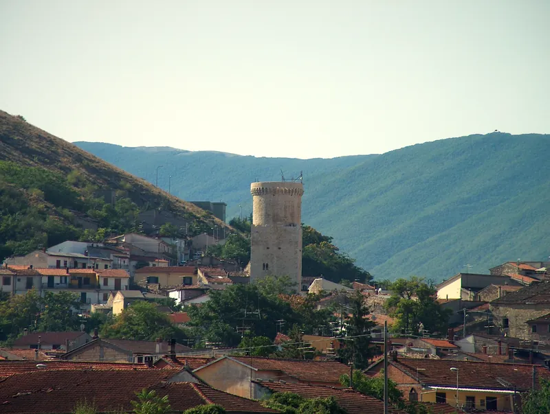 Trasacco dall'alto, con la Torre Febonio e le montagne della Marsica