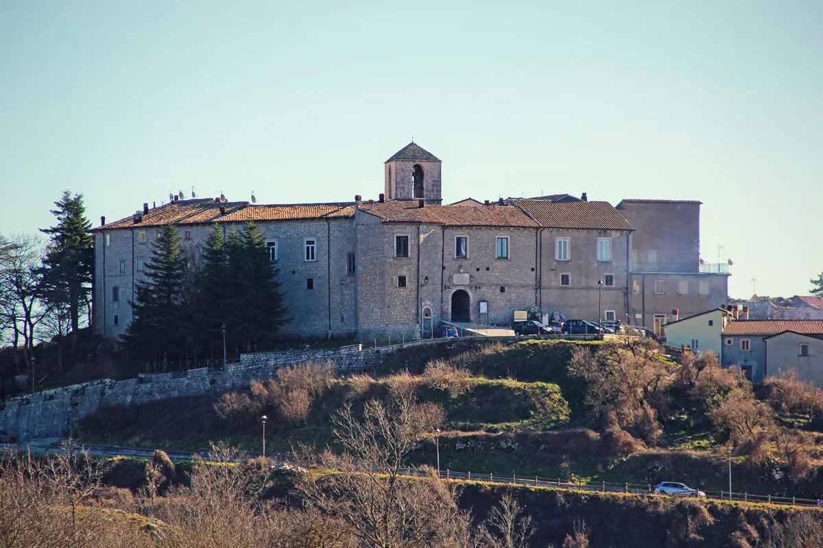 Il castello di Vastogirardi in cima al paese