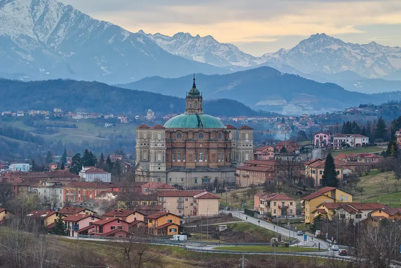 Il Santuario di Vicoforte con le Alpi sullo sfondo