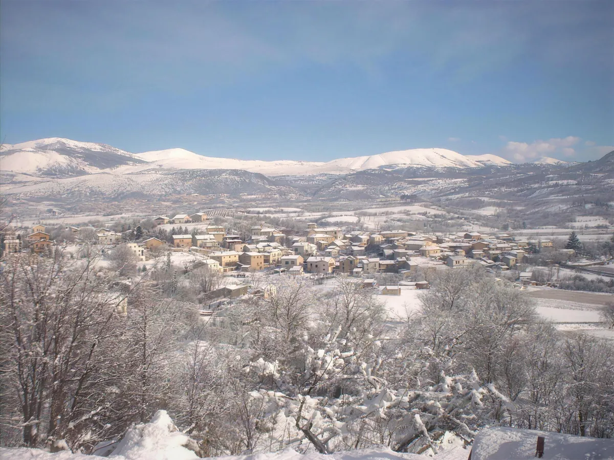Villa Sant'Angelo sotto la neve, con le montagne sullo sfondo