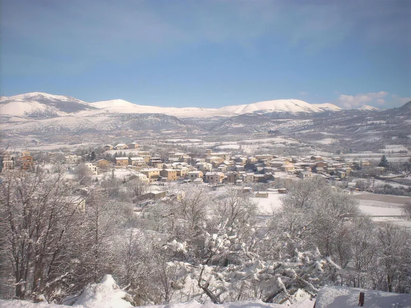 Villa Sant'Angelo sotto la neve, con le montagne sullo sfondo