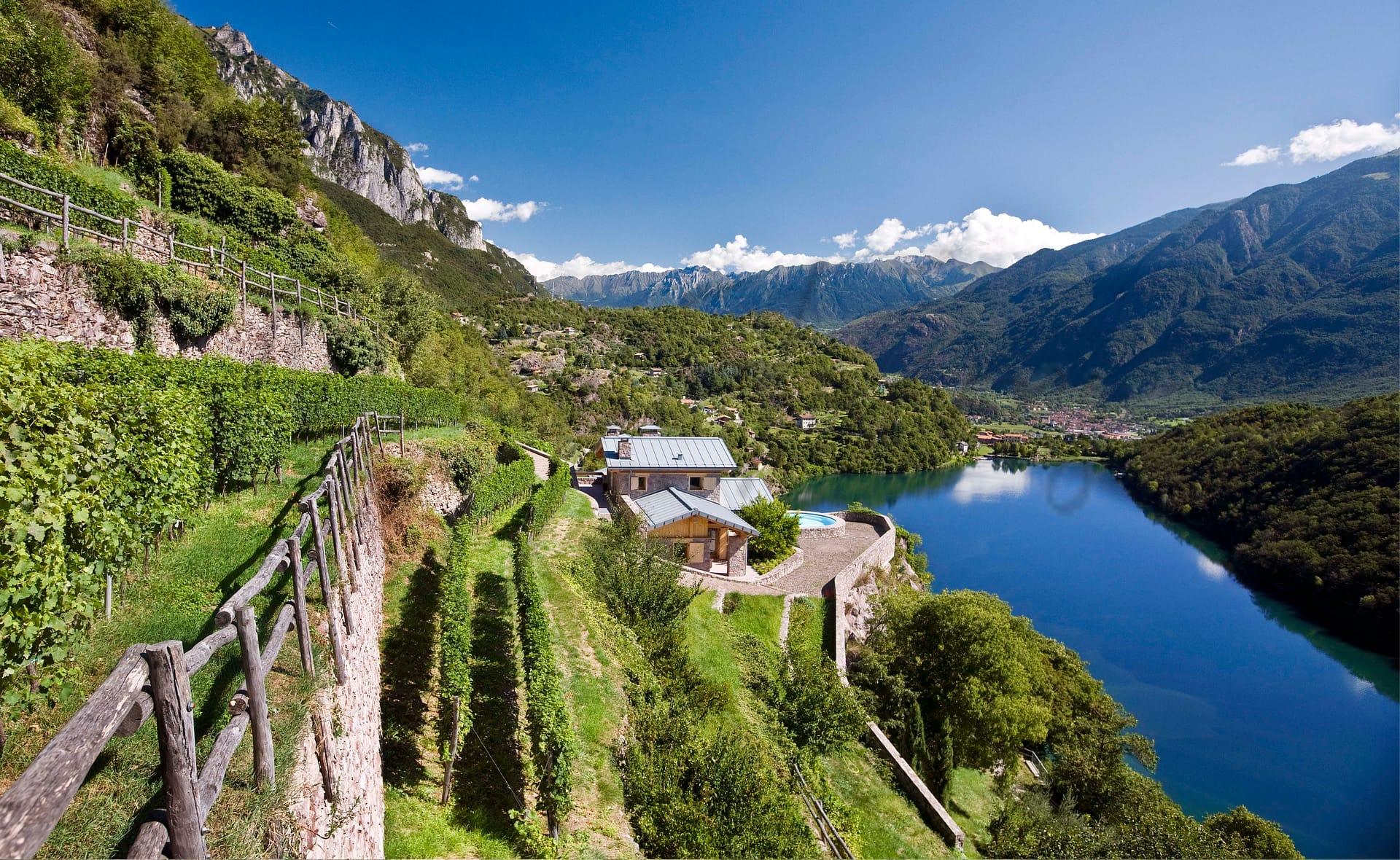 Val Camonica – vigneti terrazzati sopra il lago