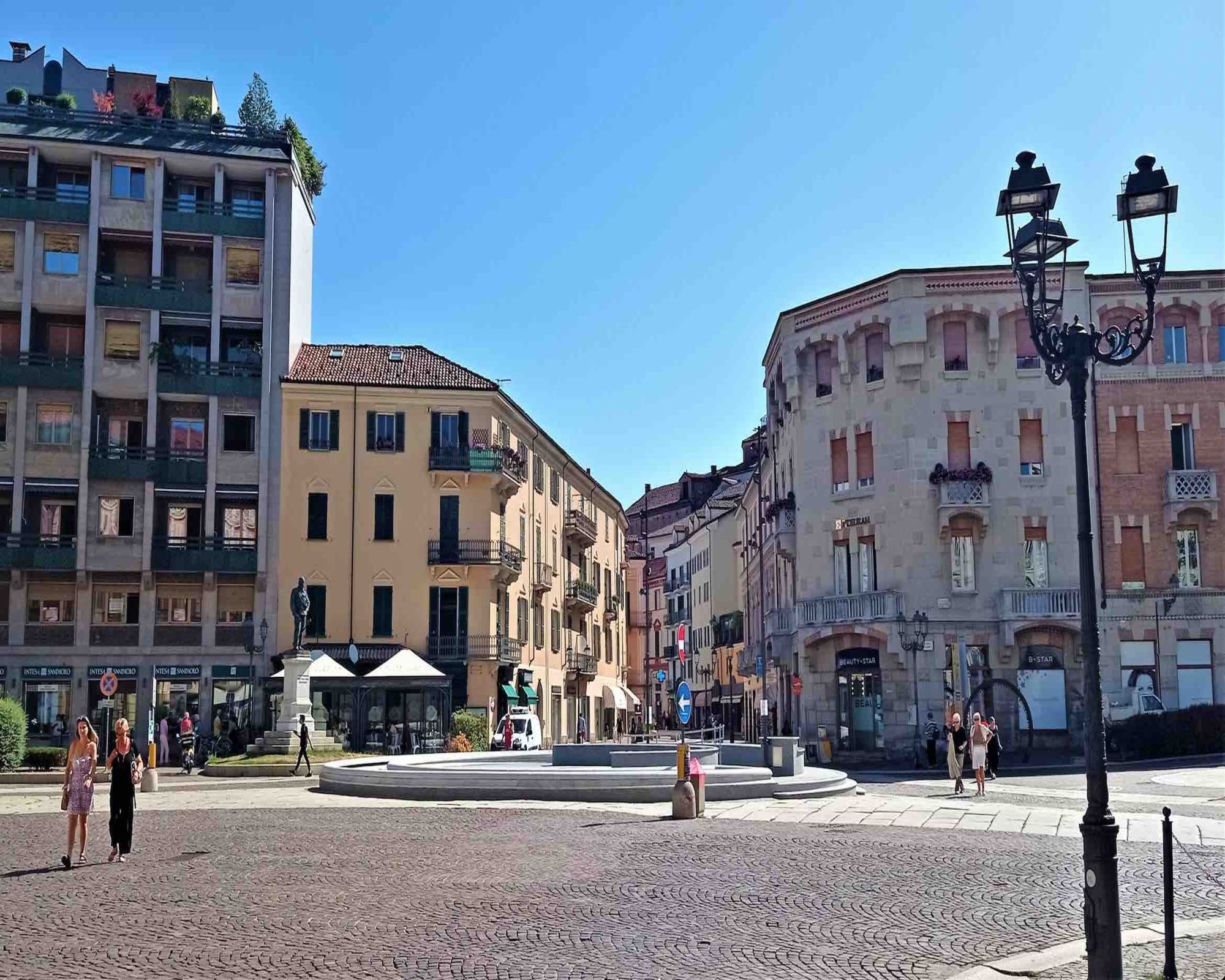 Piazza del centro storico di Acqui Terme
