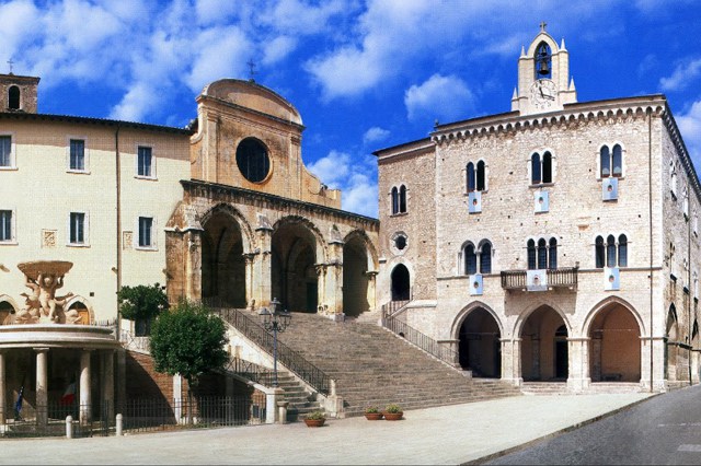 Priverno (LT) - Piazza Giovanni XXIII con la Cattedrale di Santa Maria Annunziata e il Palazzo Comunale