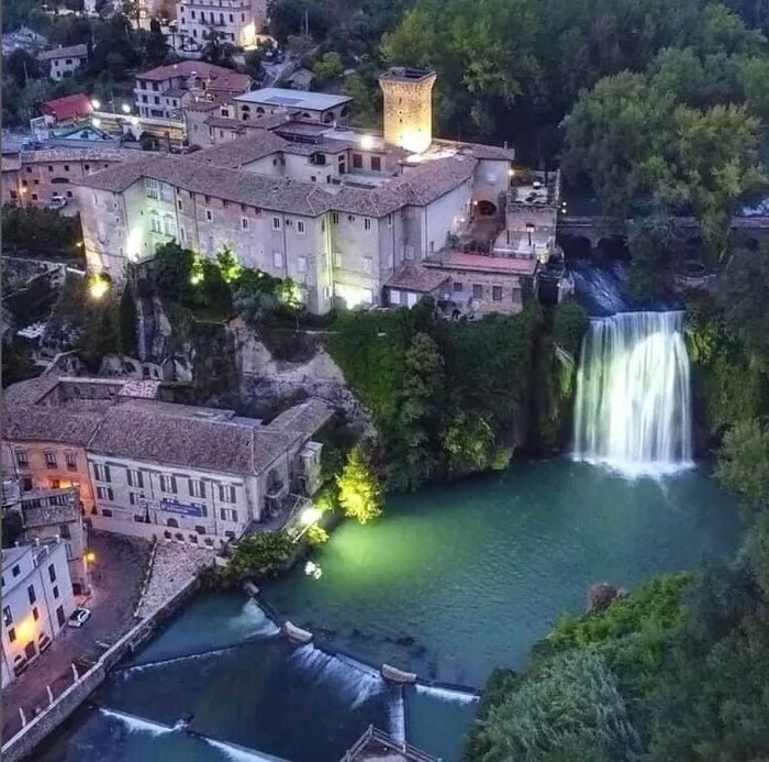 La Cascata Grande di Isola del Liri illuminata di notte