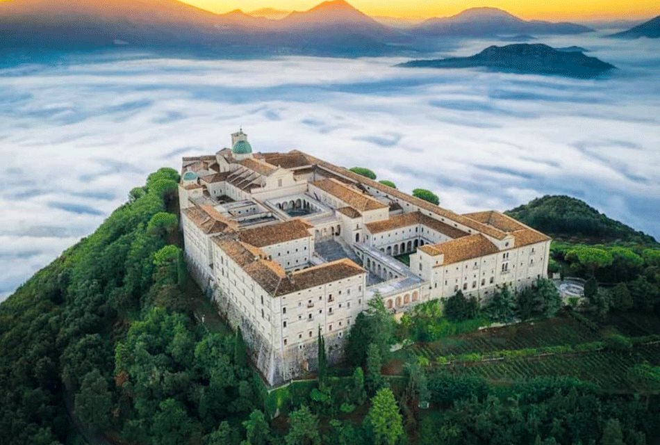 L'Abbazia di Montecassino avvolta dalle nuvole